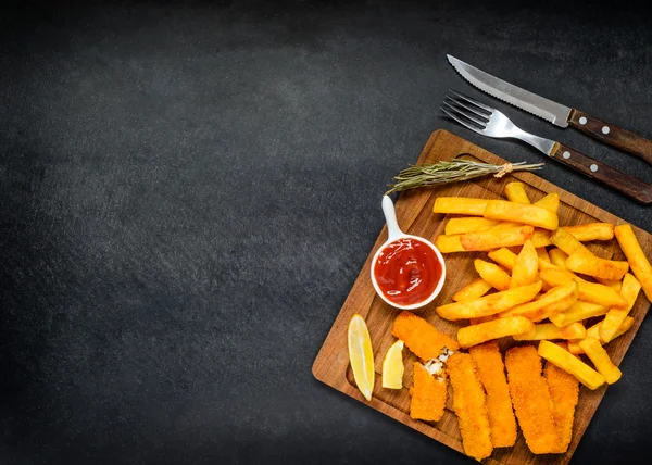 Fischstäbchen und französische Feuer auf dem Kopierplatz — Stockfoto