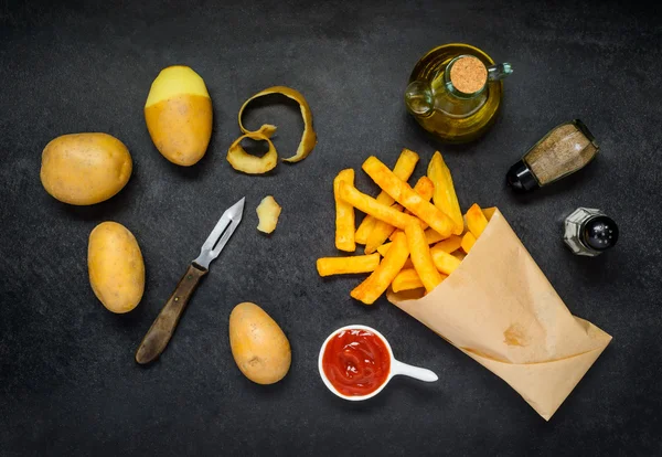 Papas fritas con ingredientes de cocina y Condimens — Foto de Stock