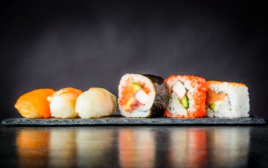 Suşi rulo Surimi ve füme somon ile