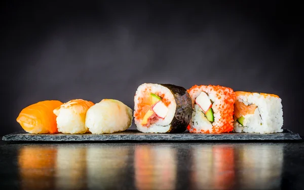 Sushi Rolls com Surimi e Salmão Fumado — Fotografia de Stock