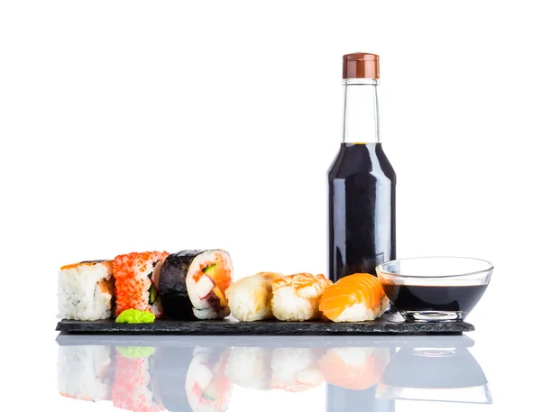 Sushi i sos sojowy na białym tle — Zdjęcie stockowe