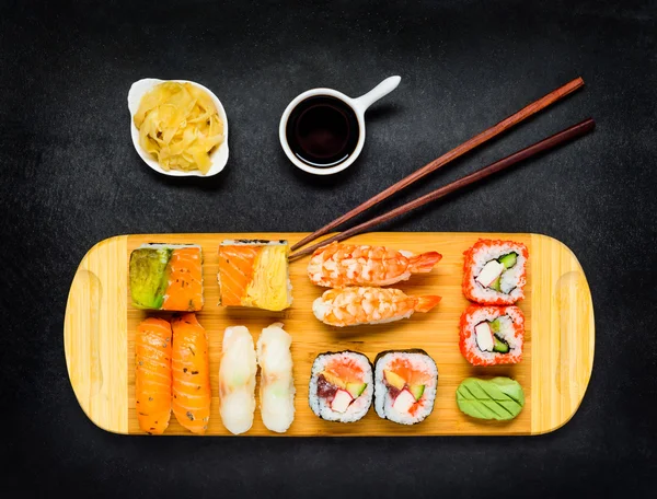 Japán konyha élelmiszer Sushi, szójaszósz és cukemono — Stock Fotó