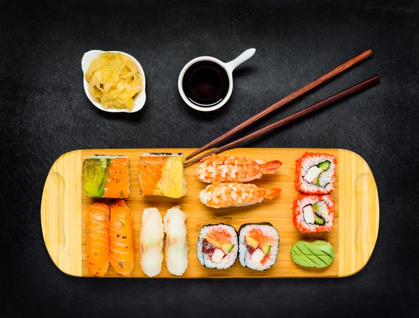 Cocina Japonesa Comida con Sushi, Salsa de Soja y Tsukemono —  Fotos de Stock