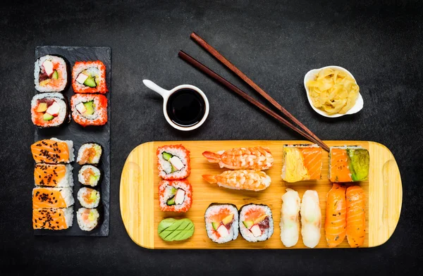 Sushi-Delikatesse mit Sojasauce, Wasabi und Sashimi — Stockfoto