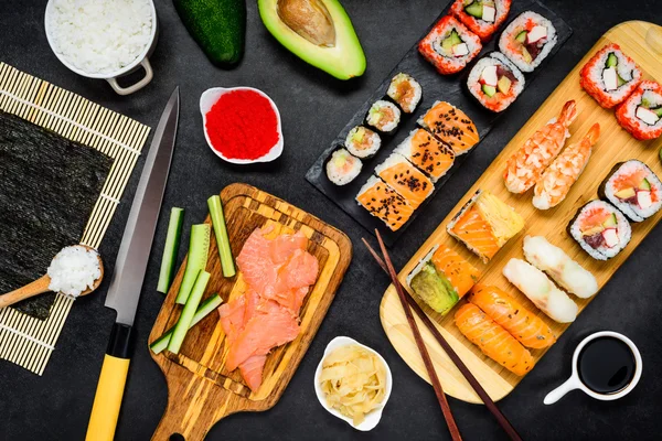 Sushi met koken van ingrediënten — Stockfoto