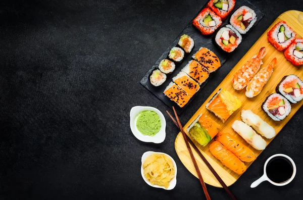 Sushi mit Wasabi und Ingwer auf Kopierfläche — Stockfoto