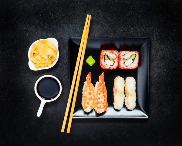 Gyömbér szójaszósz és Nigiri sushi — Stock Fotó