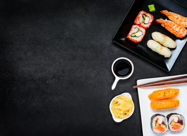 Sushi avec sauce sashimi et soja sur la zone Copier — Photo
