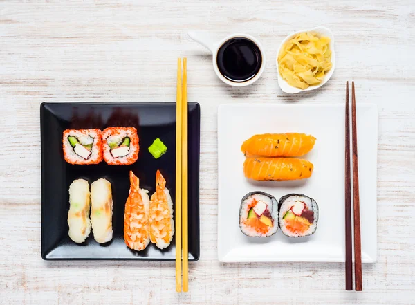 Sushi auf zwei Tellern mit Sojasauce und Ingwer — Stockfoto