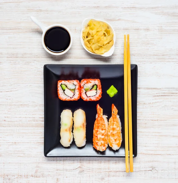 Sushi con salsa de soja y jengibre — Foto de Stock