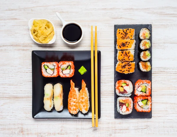 Diversi tipi di sushi con salsa di soia e gari — Foto Stock