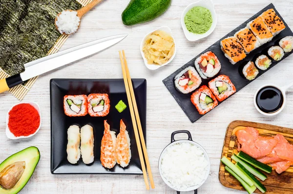 Sushi de comida japonesa e ingredientes de cozinha — Fotografia de Stock