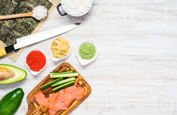 Ингредиенты для приготовления суши с копировальным пространством — стоковое фото