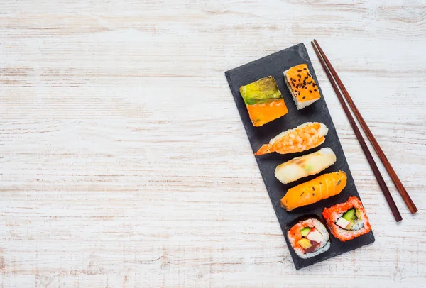 Sushi op plaat met stokjes en ruimte kopieergebied — Stockfoto