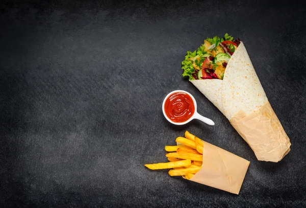 Shawarma con papas fritas y salsa de tomate en el espacio de copia —  Fotos de Stock
