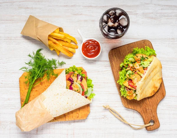 Shawarma con Cold Cola, papas fritas y Doner Kebab —  Fotos de Stock