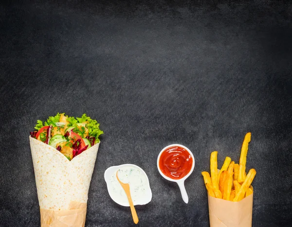 Shawarma com batatas fritas em espaço de cópia — Fotografia de Stock