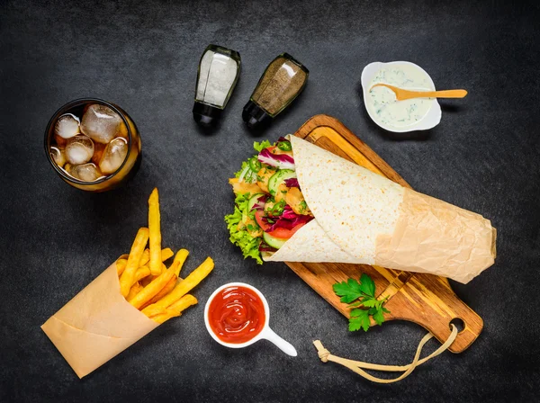 Shawarma com batatas fritas e cola no gelo — Fotografia de Stock