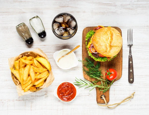 Швидкого харчування Burger з Cola та картопля фрі — стокове фото