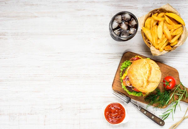 Копія простір з Burger, Французька картопля і кола — стокове фото