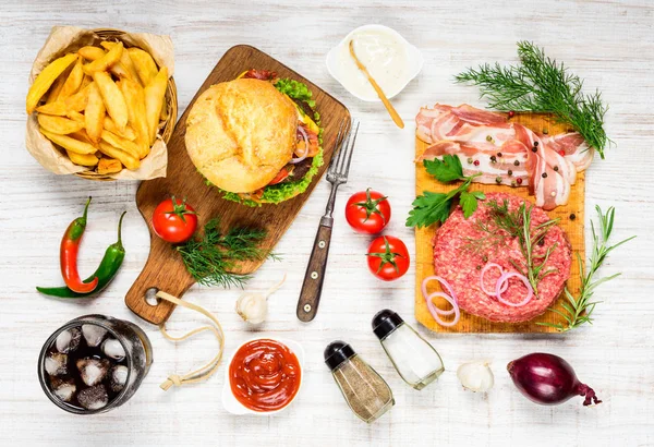 Fast Food und Zutaten zum Kochen — Stockfoto