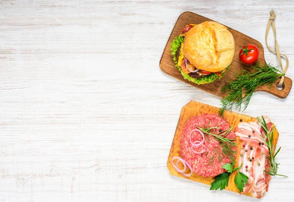 Burger und Hackfleisch auf Kopierfläche — Stockfoto