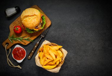 Burger patates kızartması ile üstten görünüm üzerinde kopya alanı