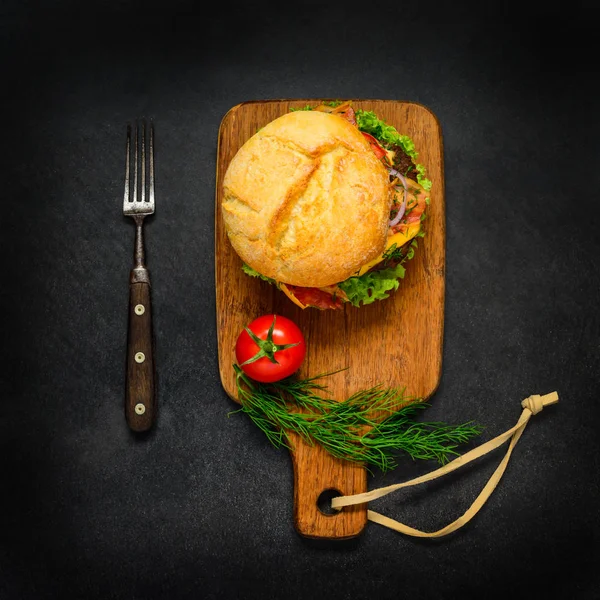Läckra letar smörgås ovanifrån — Stockfoto