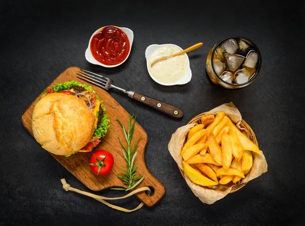 Fast Food Burger kola ve patates kızartması ile