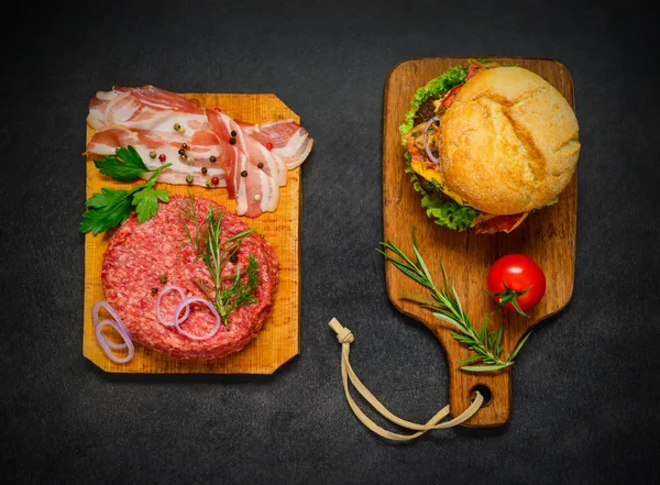 Surowe mięso i boczek z Burger Sandwich w widoku z góry — Zdjęcie stockowe