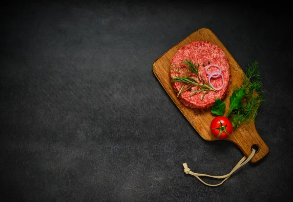 Carne de hamburguesa de carne de res molida cruda con espacio de copia — Foto de Stock