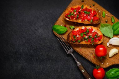 Bruschetta meze ile domates ve fesleğen kopya alanı üzerinde