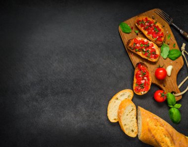 Bruschetta domates ve fesleğen kopya alanı üzerinde