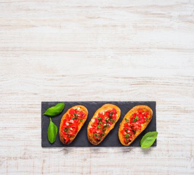 Bruschetta domates ve fesleğen üstten görünüm kopya alanı ile