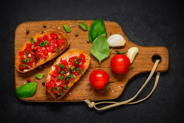 Antipasti bruschetta s rajčaty a bazalkou — Stock fotografie