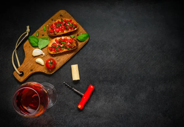 Bruschetta con tomates, albahaca y vino rosa en el espacio de copia — Foto de Stock