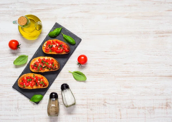 Bruschetta con aceite de oliva y espacio de copia Vista superior — Foto de Stock