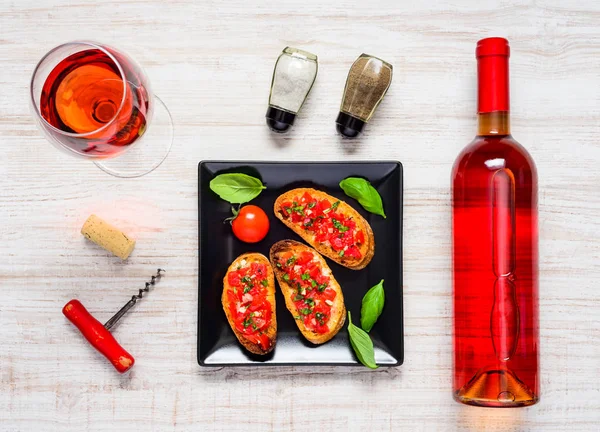 Vinho Rosa com Bruschetta em Top View — Fotografia de Stock