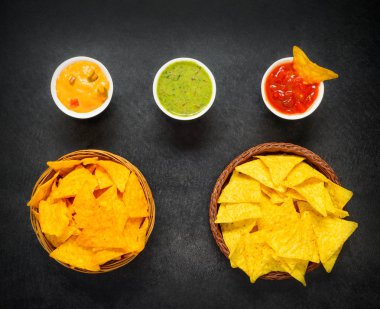 Top görünümünde Guacamole çiplerle Nacho daldırma