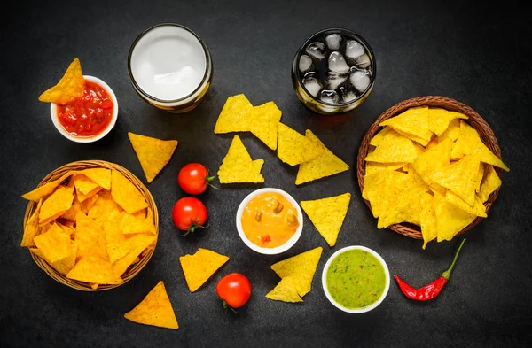 Tortilla Nacho Chips com bebidas e mergulho — Fotografia de Stock