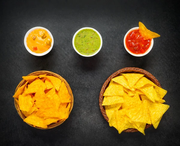 Chips Nacho avec trempette Guacamole en vue supérieure — Photo