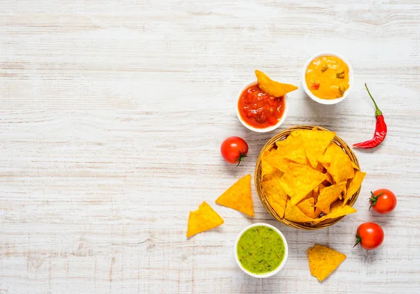 Tortilla Mais Chips mit Guacamole Dip und Copy Space — Stockfoto