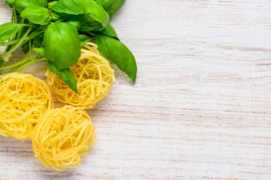 Tagliatelle fesleğen ve kopya alanı ile