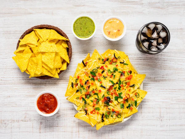 Nachos con salsa, salsa y bebida fría Cola — Foto de Stock