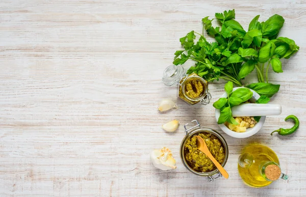 Pesto und grüne frische Kräuter mit Kopierfläche — Stockfoto