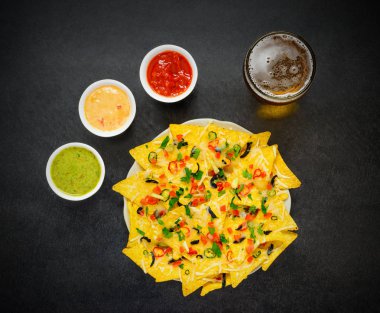 Tortilla cips cam bira ve Guacamole DIP