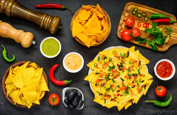 Nachos com ingredientes e vegetais — Fotografia de Stock