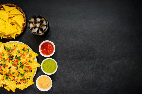 Nachos com mergulho e bebida fria na área de espaço de cópia — Fotografia de Stock