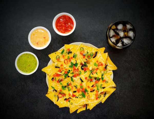 Tortilla Chips com Guacamole, molho de tomate e queijo e Cola — Fotografia de Stock