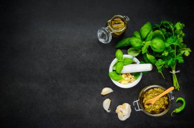 Pesto kopyalama alanı alanı üzerinde otlar ile